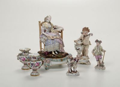 Tre Figurine e Coppia di Vasetti Meissen, XVIII e XIX Secolo