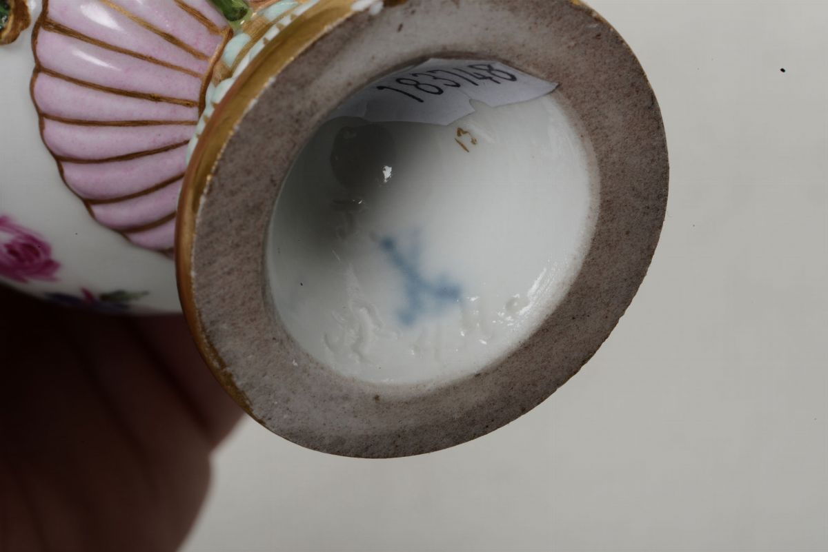 Tre Figurine e Coppia di Vasetti Meissen, XVIII e XIX Secolo