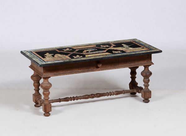Tavolino basso con gambe in legno tornito e piano in scagliola, XIX secolo