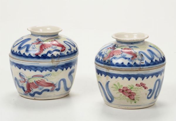 Coppia di vasi con coperchio, Cina XX secolo