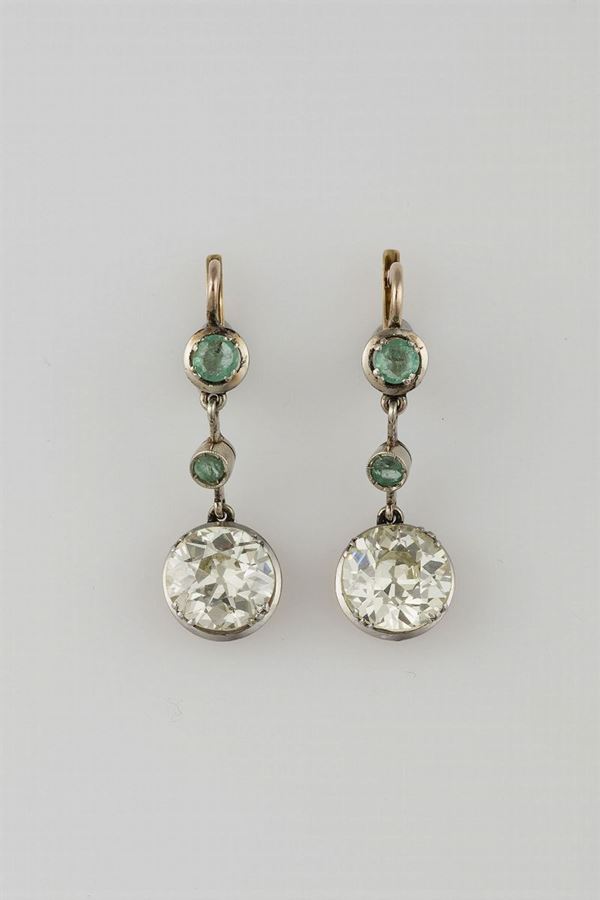 Orecchini pendenti con diamanti di vecchio taglio per ct 4,90 circa totali e piccoli smeraldi