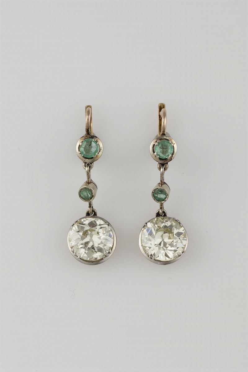 Orecchini pendenti con diamanti di vecchio taglio per ct 4,90 circa totali e piccoli smeraldi  - Asta Fine Jewels - Cambi Casa d'Aste