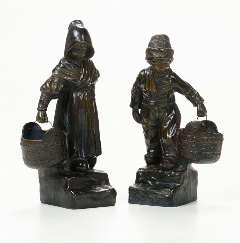 Due sculture in terracotta patinata raffiguranti fanciulli con secchiello, XIX-XX secolo  - Auction Works of Art Timed Auction - IV - Cambi Casa d'Aste