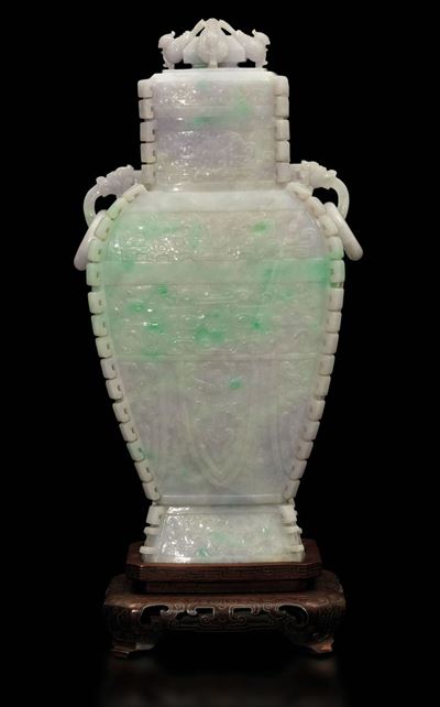 Bel Vaso a Balaustro con Coperchio in Giadeite Lavanda e Verde Mela a Decori a Disegno Arcaico, C...