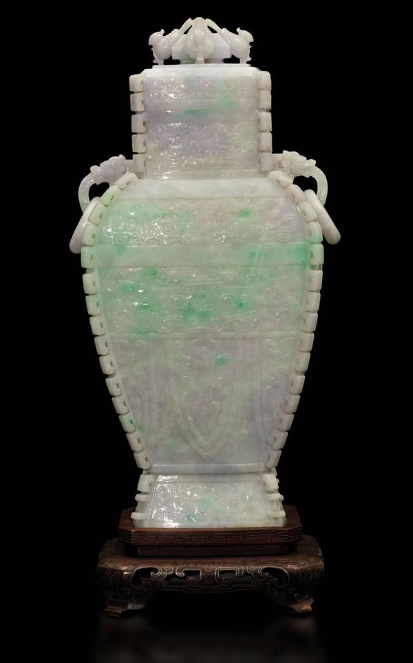 Bel vaso a balaustro con coperchio in giadeite lavanda e verde mela a decori a disegno arcaico, Cina, inizi XX secolo