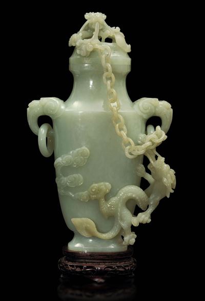Vaso con Coperchio in Giada Celadon con Manici Ad Anello e Figura di Drago a Rilievo, Cina, XIX S...