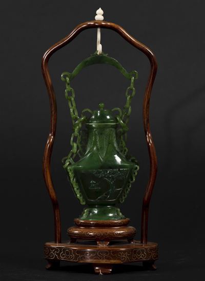 Vaso con Coperchio in Giada Spinacio con Raffigurazione di Paesaggio Entro Riserve e Supporto in ...