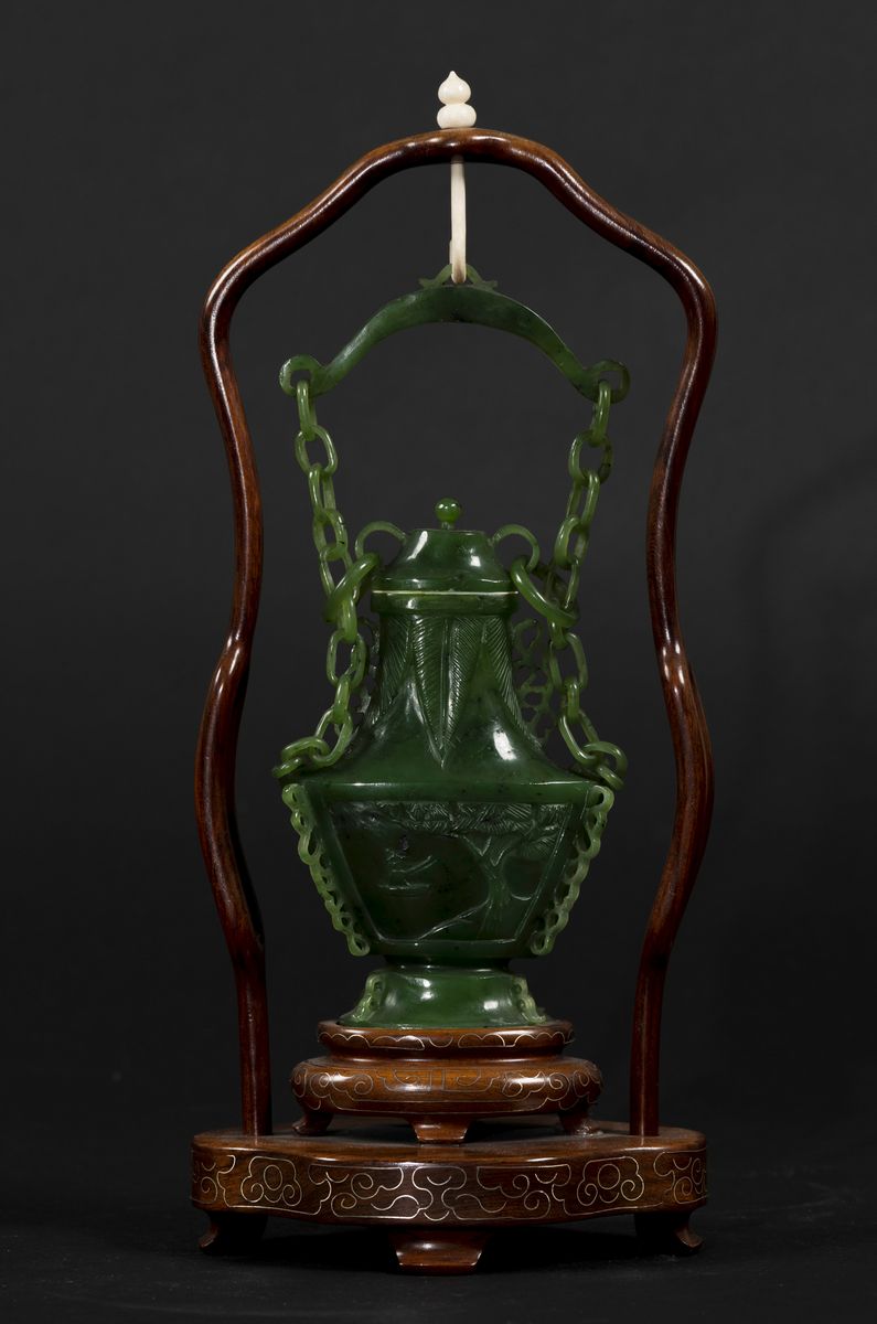 Vaso con Coperchio in Giada Spinacio con Raffigurazione di Paesaggio Entro Riserve e Supporto in ...