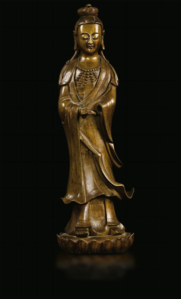 Figura di Guanyin in bronzo stante su base a guisa di fiore di loto, Cina, fine XVIII secolo