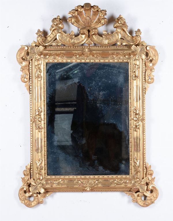 Specchiera in legno intagliato e dorato di gusto Luigi XV, XIX secolo