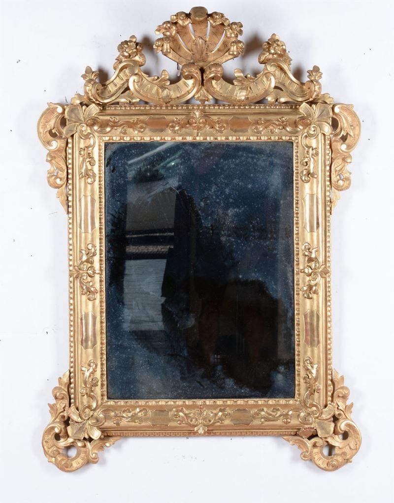 Specchiera in legno intagliato e dorato di gusto Luigi XV, XIX secolo  - Asta Asta a Tempo Arredi e Antiquariato - V - Cambi Casa d'Aste