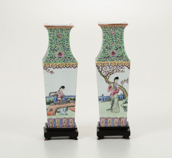 Coppia di vasi in porcellana dipinta in policromia, Cina XX secolo