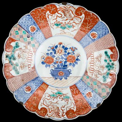 Coppia di Piatti Polilobati in Porcellana Imari con Vaso di Fiori Centrale e Decoro Naturalistico...