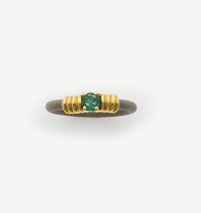 Anello con Smeraldo Centrale