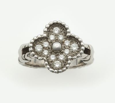 Van Cleef & Arpels. Anello Alhambra con Diamanti Taglio Brillante per Ct 0,32