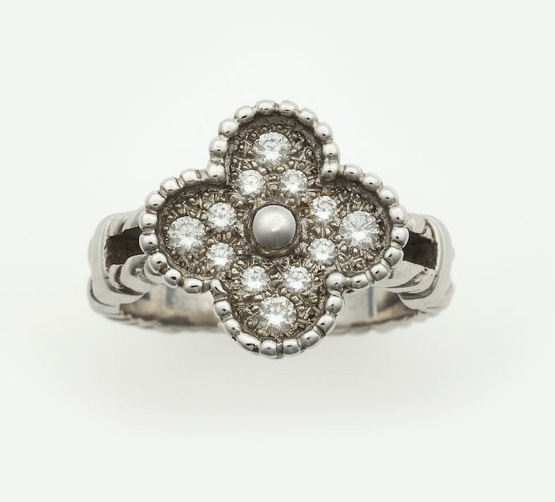 Van Cleef & Arpels. Anello Alhambra con diamanti taglio brillante per ct 0,32  - Asta Gioielli - Asta a Tempo - Cambi Casa d'Aste