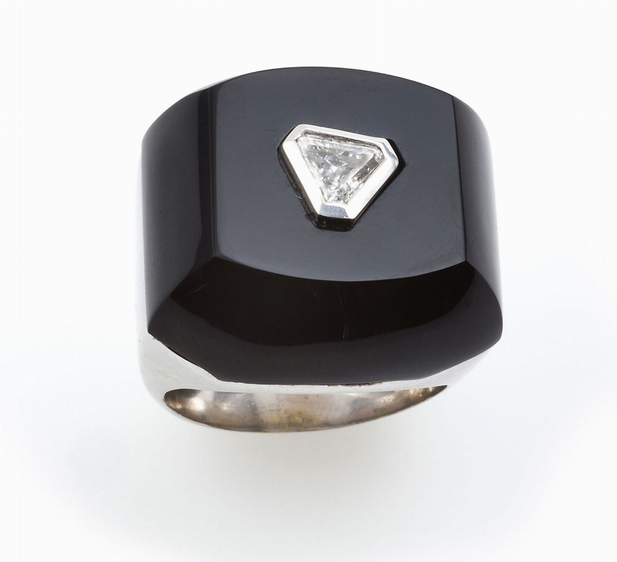 Anello con Onice e Diamante Triangolare Centrale