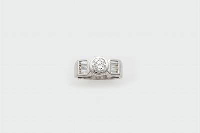 Anello con Diamante di Taglio Brillante di Circa Ct 0,55 e Sei Diamanti di Taglio a Baguette