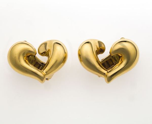 Pair of gold earrings Heart. Signed and numbered Van Cleef & Arpel CR03.00Y653. Fitted case