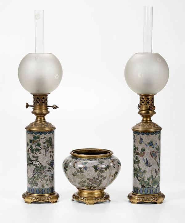 Trittico composto da due lampade a petrolio e vasetto, XIX secolo