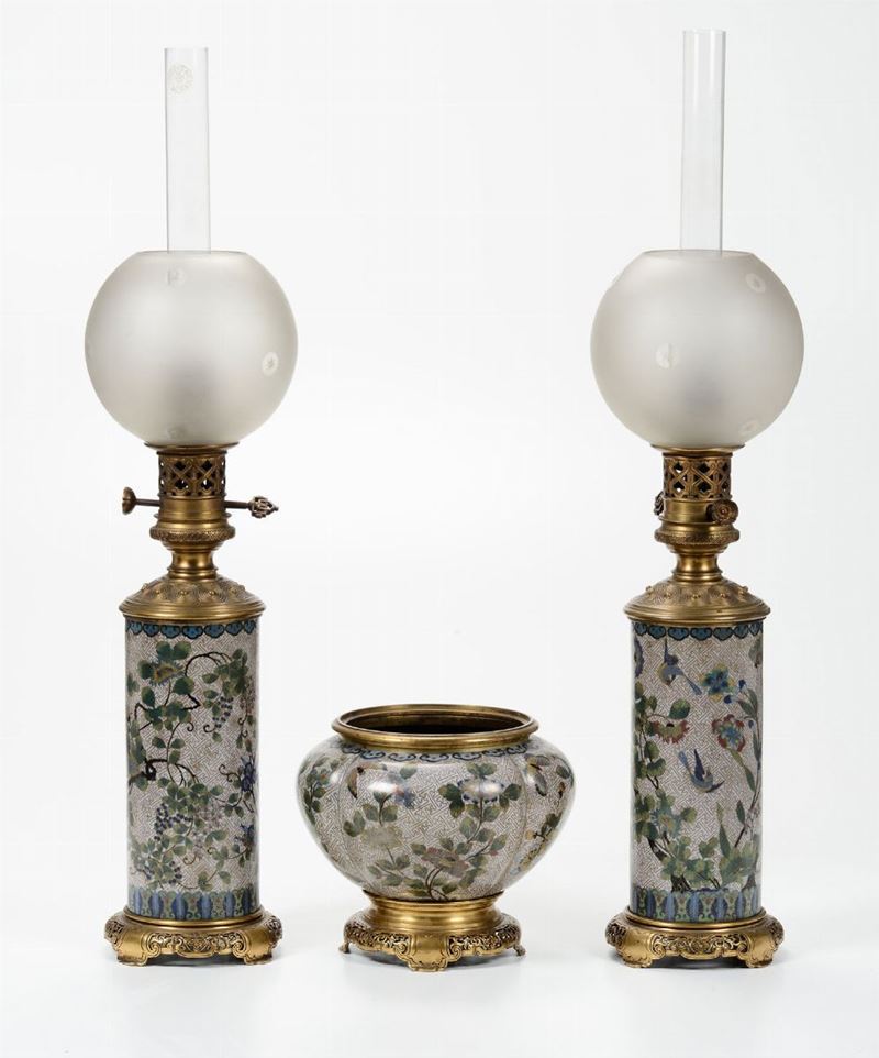 Trittico composto da due lampade a petrolio e vasetto, XIX secolo  - Asta Antiquariato - Cambi Casa d'Aste