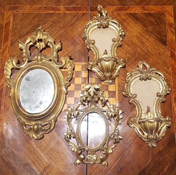 Gruppo di due specchiere e due acquasantiere in legno intagliato e dorato