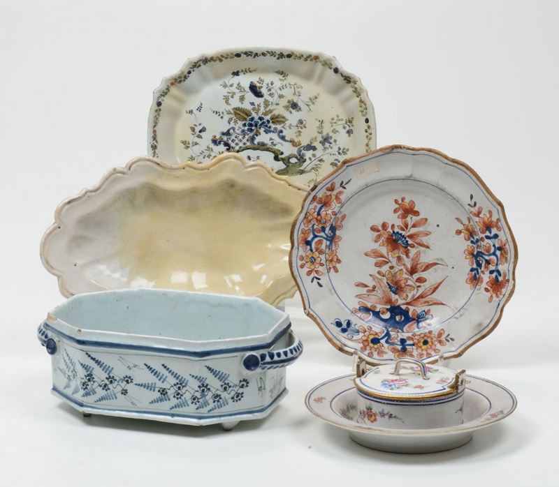 Quattro oggetti in maiolica ed un portaburro in porcellana  - Auction Fine Art - Cambi Casa d'Aste