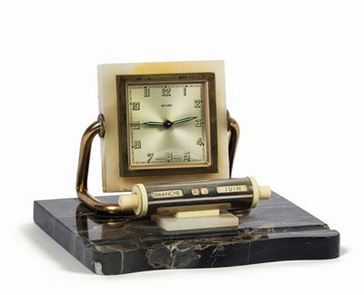 Bayard. Orologio da Tavolo, in Ottone Dorato e Marmo con Sveglia e Calendario. Realizzato nel 196...