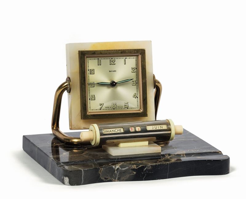 BAYARD. Orologio da tavolo, in ottone dorato e marmo con sveglia e calendario. Realizzato nel 1960 circa  - Asta Orologi da polso e da tasca - Cambi Casa d'Aste