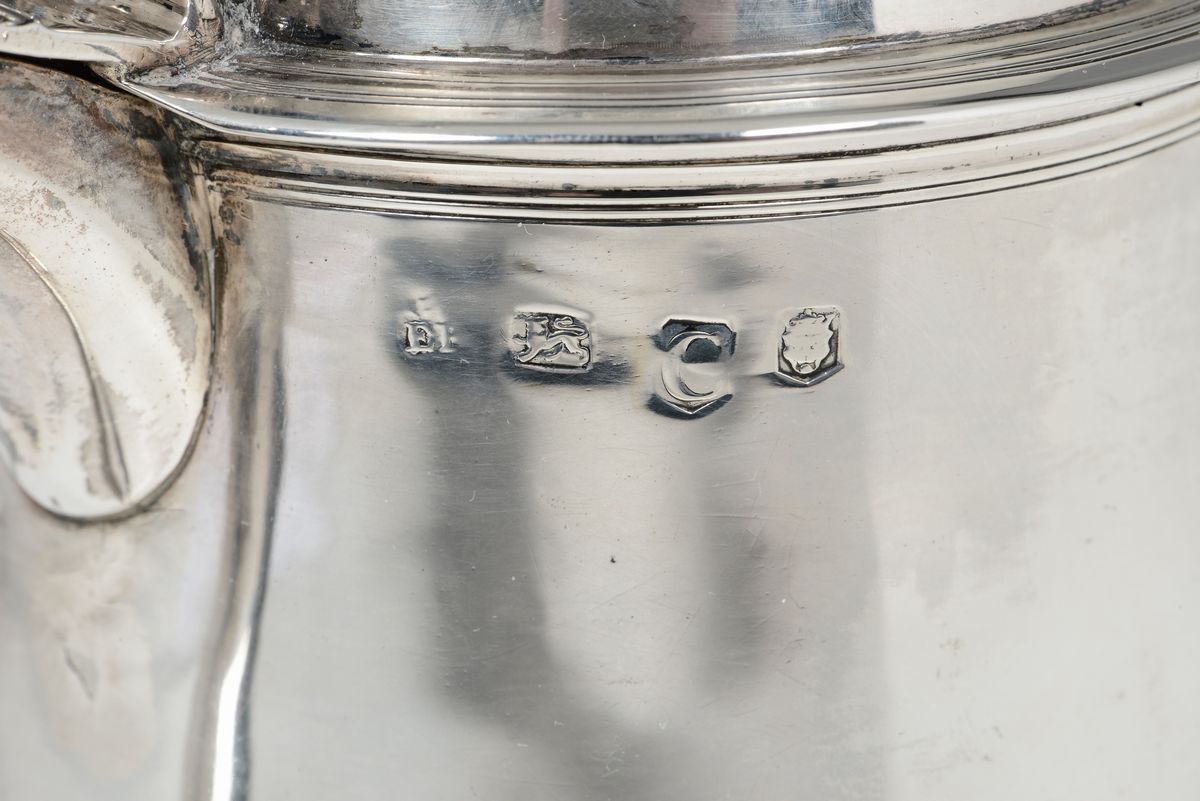 Due Tankard in Argento Fuso, Sbalzato e Cesellato