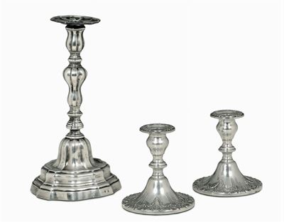 Coppia di Candelieri in Argento Sterling Fuso e Cesellato. Argentiere Gorham, Usa XX Secolo
