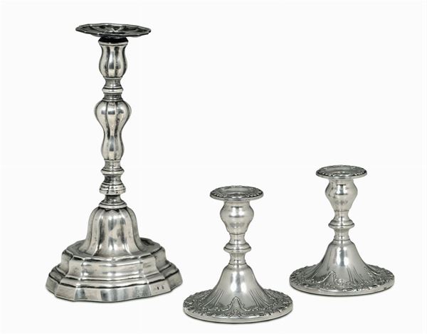Coppia di candelieri in argento sterling fuso e cesellato. Argentiere Gorham, USA XX secolo