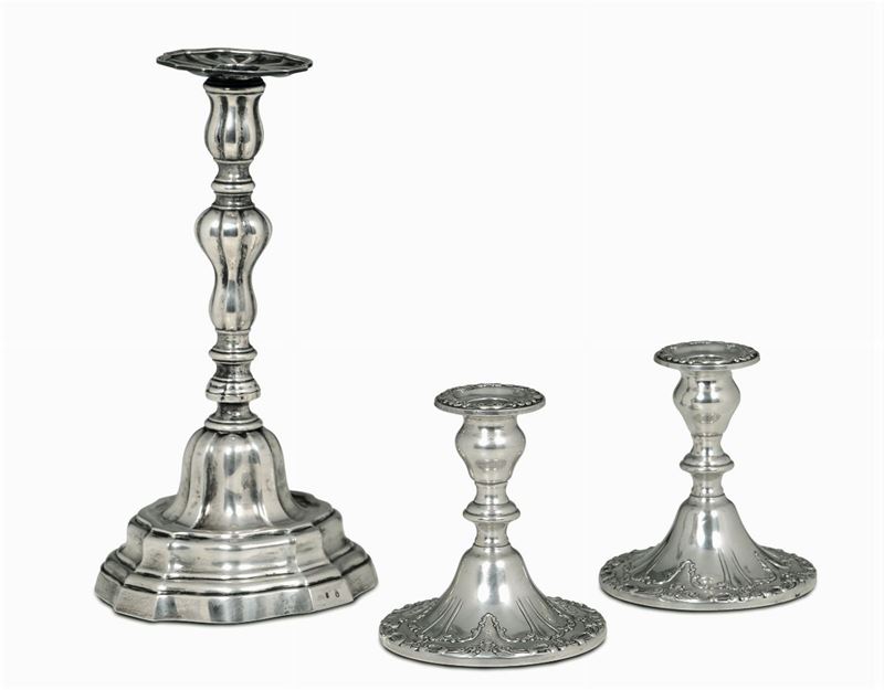 Coppia di candelieri in argento sterling fuso e cesellato. Argentiere Gorham, USA XX secolo  - Asta Argenti da Collezione - Cambi Casa d'Aste