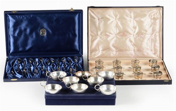 Set di tre gruppi di accessori per la tavola in argento entro scatola. Manifattura italiana della seconda metà del XX secolo