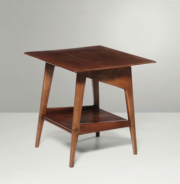Tavolo basso con struttura in legno.