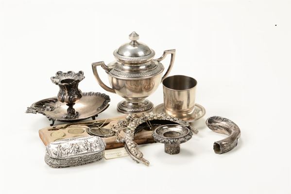 Lotto di oggettini in argento e metallo