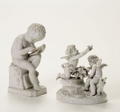 Gruppo in Porcellana Bianca Capodimonte Raffigurante Putti e Statuina in Biscuit, XX Secolo