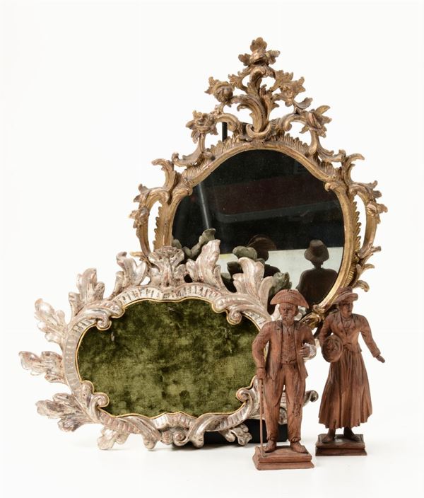 Lotto di una specchierina, due statuine in legno ed elemento di cartagloria in legno argentato