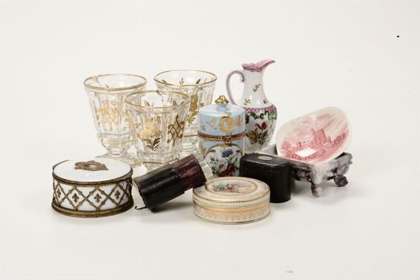 Lotto di oggetti in porcellana e vetro e busto in terracotta