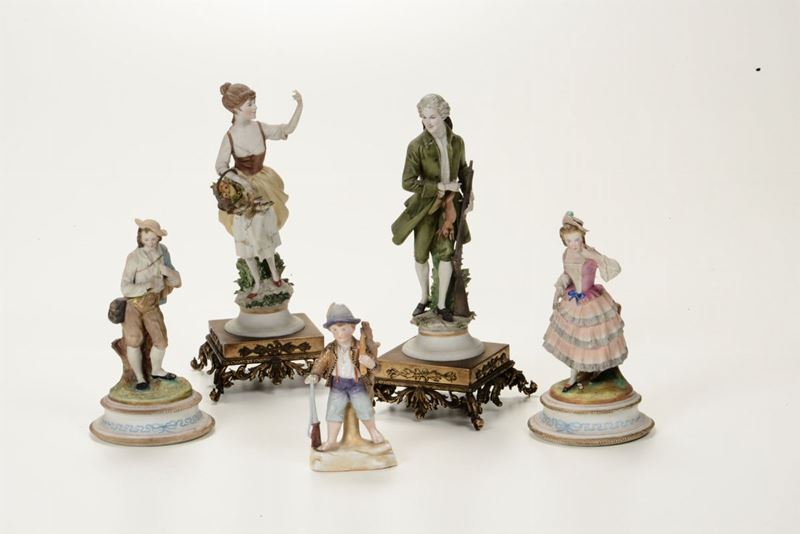 Gruppo di 5 statuine in biscuit, tra cui due coppie  - Auction Ceramics Timed Auction - III - Cambi Casa d'Aste