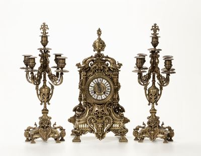 Trittico da Camino Composto da Pendola e Coppia di Candelabri in Metallo Argentato, XIX-XX Secolo
