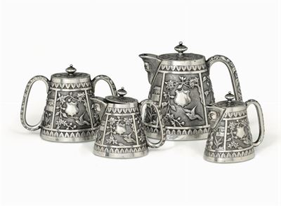 Servizio da Caffè in Argento Fuso, Sbalzato e Cesellato. Colonie Britanniche, India, Prima Metà d...