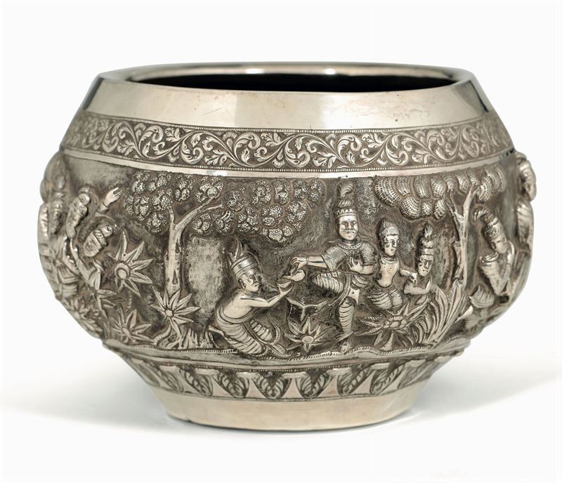 Coppa in argento sbalzato e cesellato. India o Burma XIX-XX secolo  - Asta Argenti da Collezione - Cambi Casa d'Aste