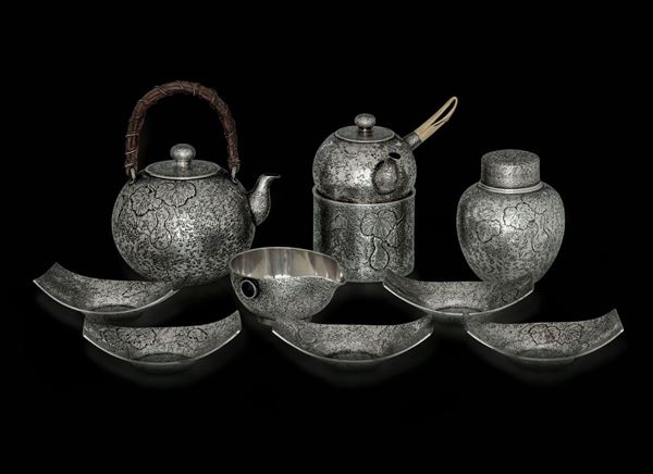 Servizio da thè in argento con decoro naturalistico inciso, Giappone, epoca Meiji, XIX secolo