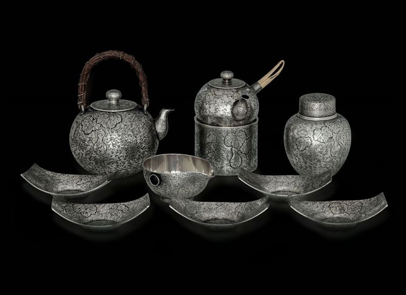 Servizio da thè in argento con decoro naturalistico inciso, Giappone, epoca Meiji (1868-1912)  - Asta Fine Chinese Works of Art - Cambi Casa d'Aste