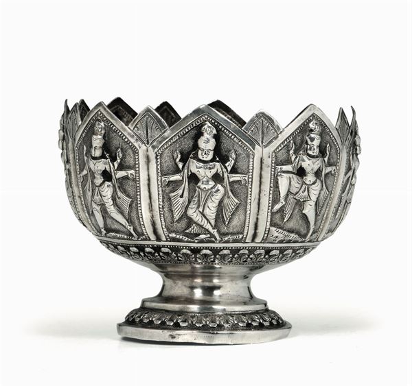 Coppa in argento sbalzato e cesellato. Burma XIX-XX secolo