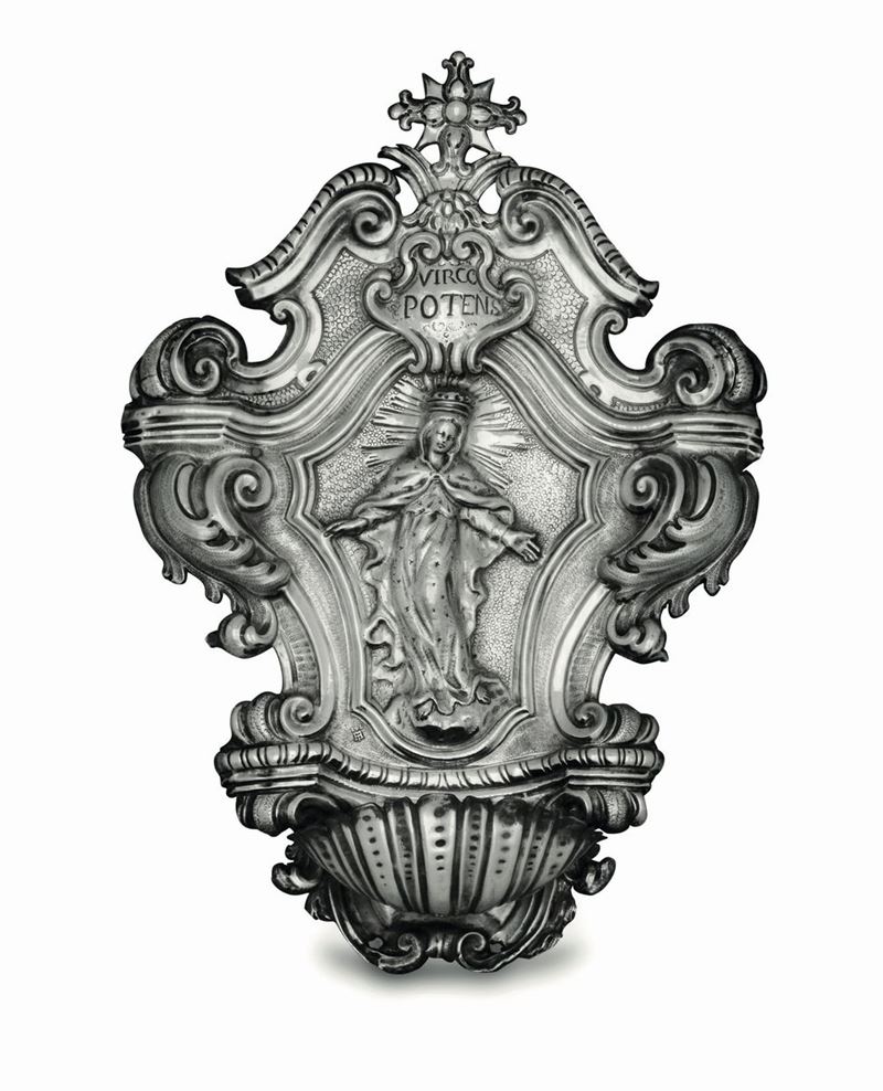 Acquasantiera in argento sbalzato e cesellato con raffigurazione della Vergine, Genova, prima metà XVIII secolo, punzone della Torretta per l’anno 1741  - Asta Argenti da Collezione - Cambi Casa d'Aste