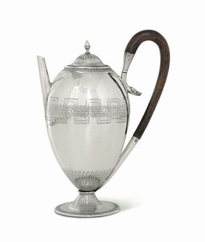 Importante Caffettiera Neoclassica in Argento Fuso, Sbalzato e Cesellato, Manico in Legno Ebanizz...