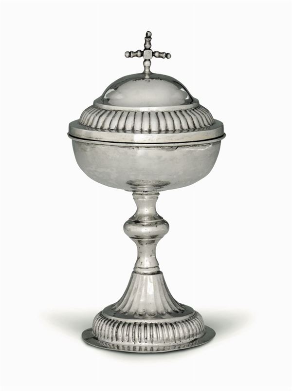 Piccola pisside in argento fuso, sbalzato, cesellato e dorato. Manifattura italiana, Genova (?) XIX secolo, (apparentemente priva di punzonatura)