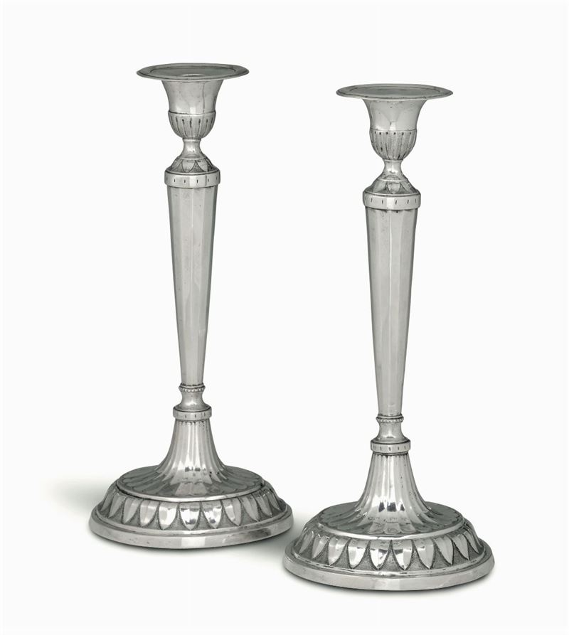 Coppia di candelieri in argento sbalzato e cesellato. Genova, bollo della Torretta per l’anno 1791.  - Asta Argenti da Collezione - Cambi Casa d'Aste